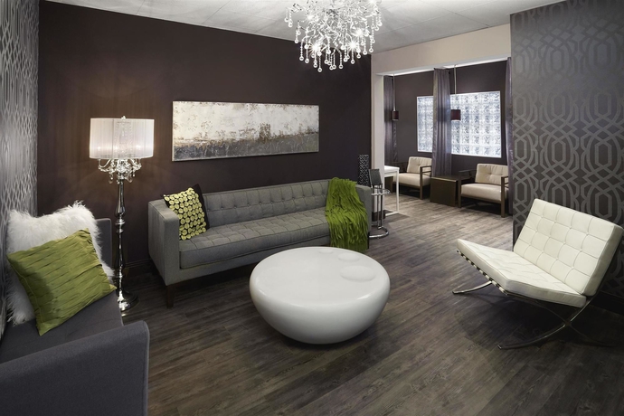 Imagen de la piscina del Hotel Four Points By Sheraton and Suites Calgary West. Foto 16