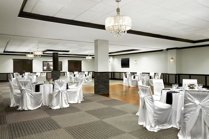 Imagen de los interiores del Hotel Four Points By Sheraton and Suites Calgary West. Foto 12