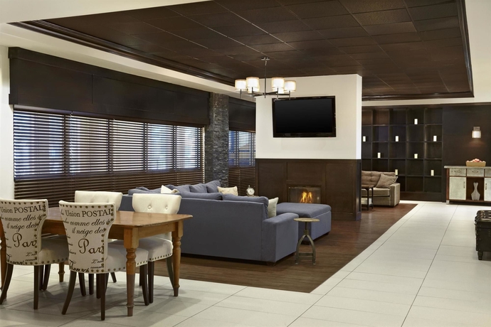 Imagen de los interiores del Hotel Four Points By Sheraton and Suites Calgary West. Foto 14