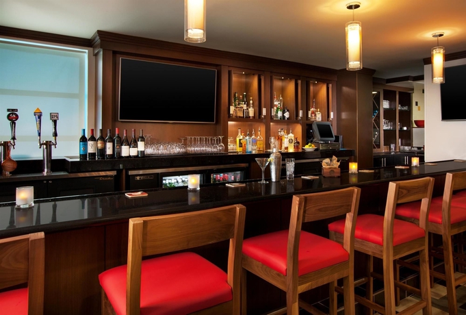 Imagen del bar/restaurante del Hotel Four Points By Sheraton and Suites San Francisco Airport. Foto 3
