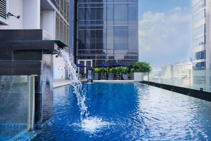 Imagen de la piscina del Hotel Four Points by Sheraton Bangkok Ploenchit Sukhumvit. Foto 16