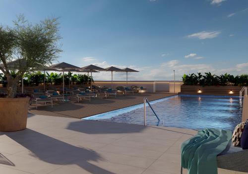 Imagen de la piscina del Hotel Four Points by Sheraton Barcelona Airport. Foto 23