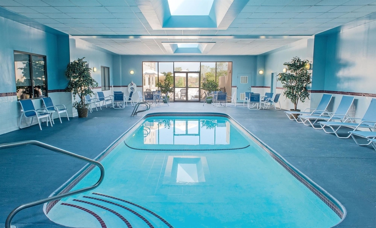 Imagen de la piscina del Hotel Four Points by Sheraton Boston Logan Airport Revere. Foto 15