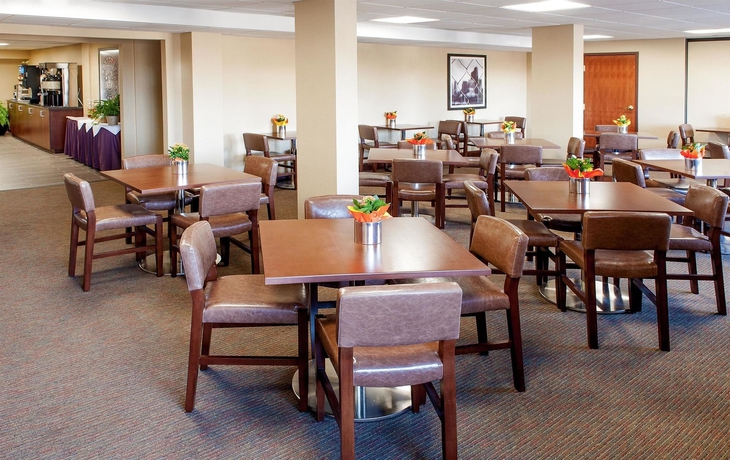 Imagen del bar/restaurante del Hotel Four Points by Sheraton Boston Logan Airport Revere. Foto 6