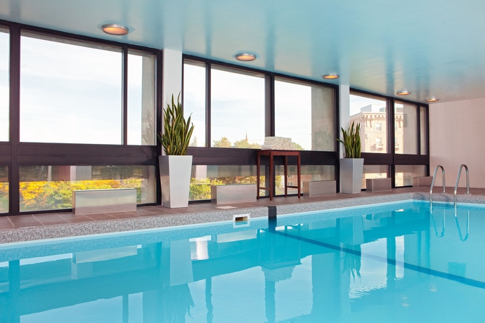 Imagen de la piscina del Hotel Four Points by Sheraton Boston Newton. Foto 16