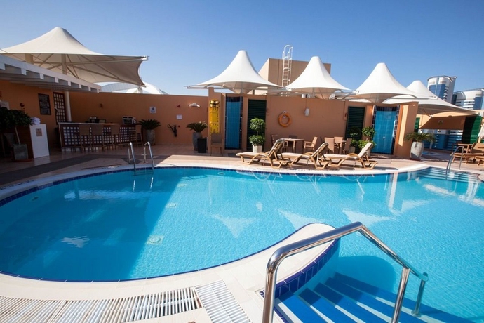 Imagen de la piscina del Hotel Four Points by Sheraton Bur Dubai. Foto 15