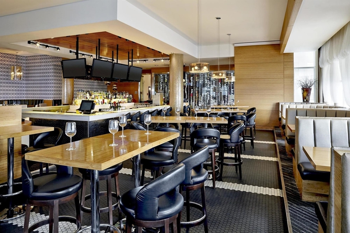 Imagen del bar/restaurante del Hotel Four Points by Sheraton Calgary Airport. Foto 3
