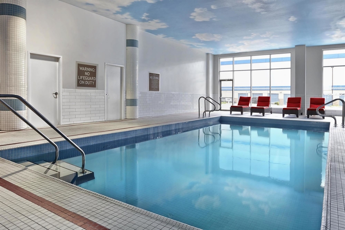 Imagen de la piscina del Hotel Four Points by Sheraton Calgary Airport. Foto 15