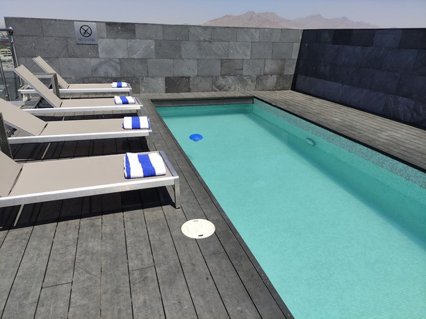 Imagen de la piscina del Hotel Four Points by Sheraton Ciudad Ju&aacute;rez. Foto 6