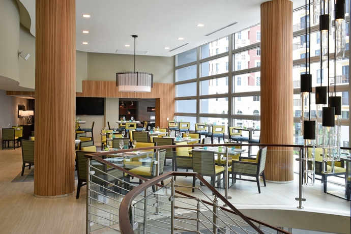 Imagen del bar/restaurante del Hotel Four Points by Sheraton Coral Gables. Foto 7