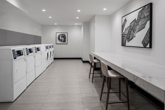 Imagen del bar/restaurante del Hotel Four Points by Sheraton Flushing. Foto 3