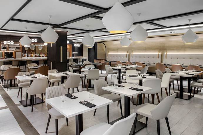 Imagen del bar/restaurante del Hotel Four Points by Sheraton Flushing. Foto 4