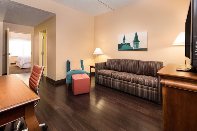 Imagen de la habitación del Hotel Four Points by Sheraton Louisville Airport. Foto 10