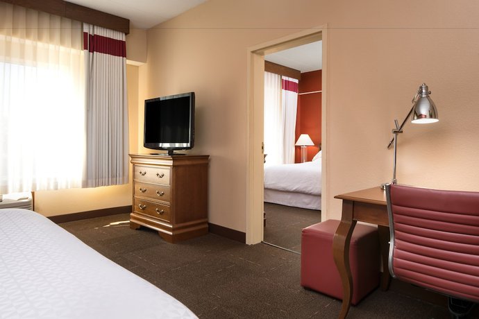 Imagen de la habitación del Hotel Four Points by Sheraton Louisville Airport. Foto 11
