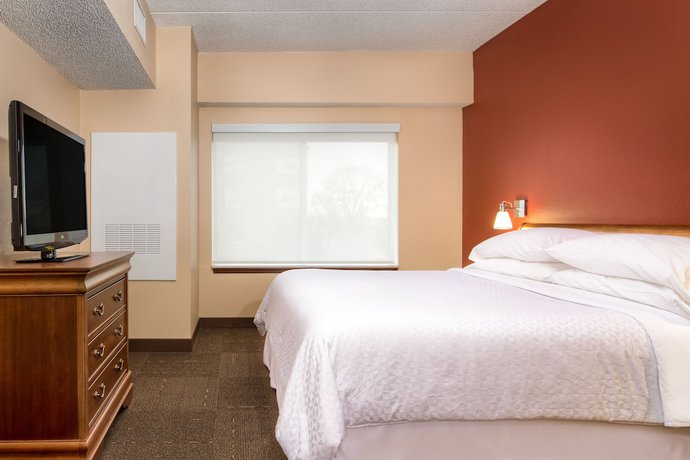 Imagen de la habitación del Hotel Four Points by Sheraton Louisville Airport. Foto 16