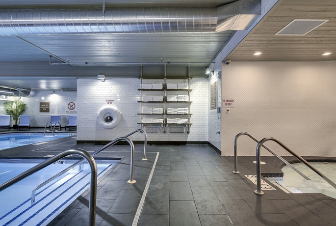Imagen de la piscina del Hotel Four Points by Sheraton Mall of America Minneapolis Airport. Foto 16
