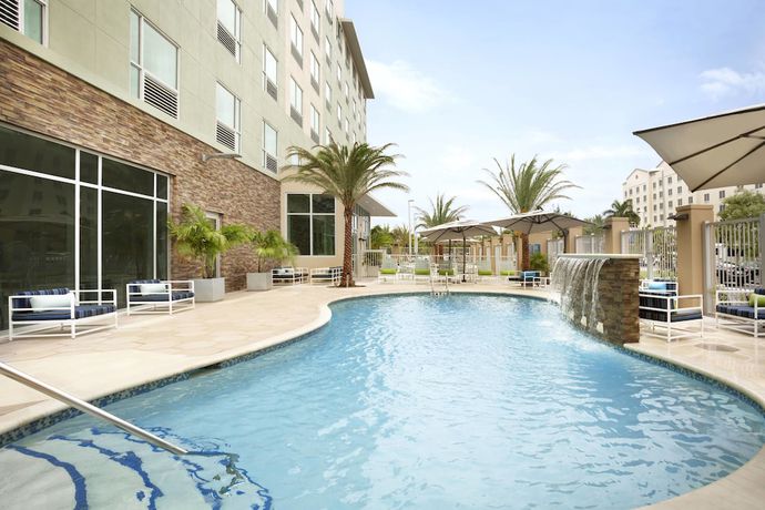 Imagen de la piscina del Hotel Four Points by Sheraton Miami Airport. Foto 19