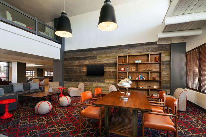 Imagen de los interiores del Hotel Four Points by Sheraton Phoenix South Mountain. Foto 12