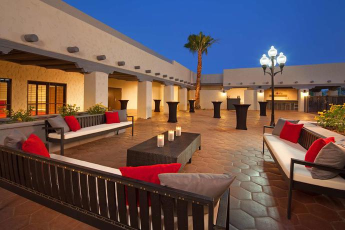 Imagen de los exteriores del Hotel Four Points by Sheraton Phoenix South Mountain. Foto 11