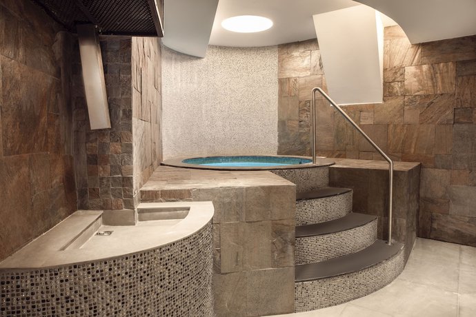 Imagen de la piscina del Hotel Four Points by Sheraton Prishtina City. Foto 19