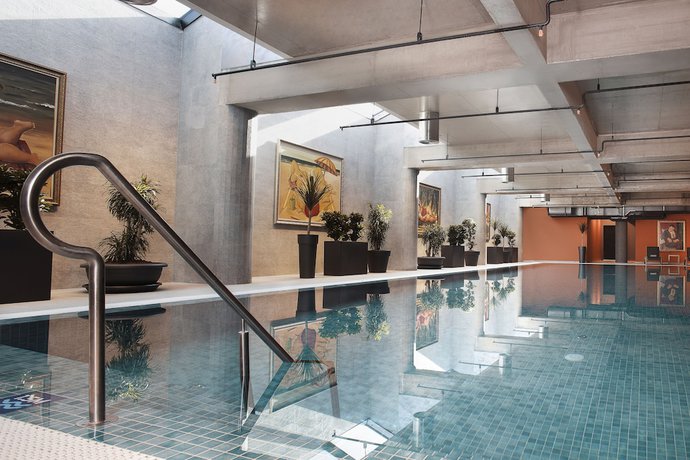 Imagen de la piscina del Hotel Four Points by Sheraton Prishtina City. Foto 20