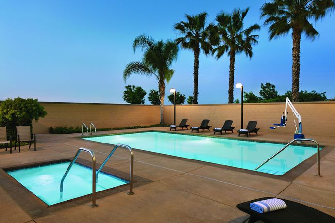 Imagen de la piscina del Hotel Four Points by Sheraton Sacramento International Airport. Foto 12