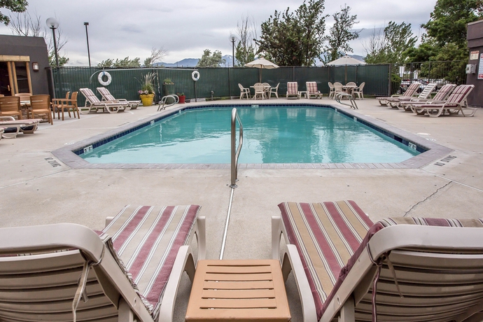 Imagen de la piscina del Hotel Four Points by Sheraton Salt Lake City Airport. Foto 10