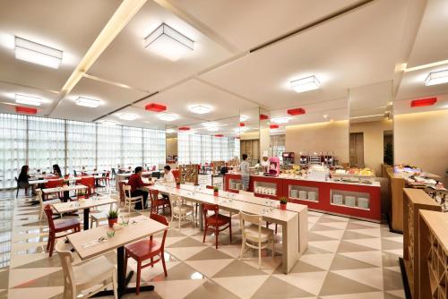 Imagen del bar/restaurante del Hotel Four Points by Sheraton Singapore, Jurong. Foto 2
