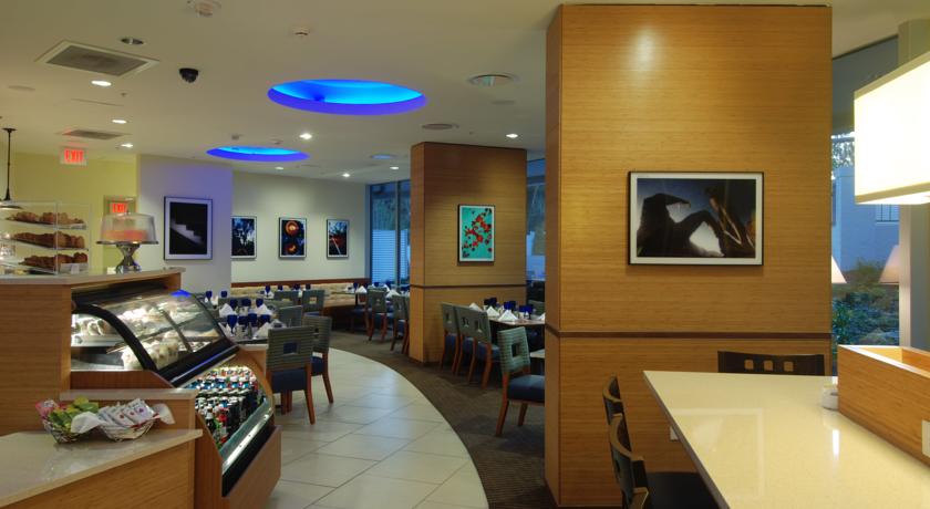 Imagen del bar/restaurante del Hotel Four Points by Sheraton Tallahassee Downtown. Foto 4