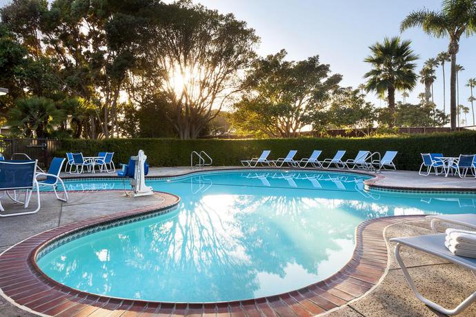 Imagen de la piscina del Hotel Four Points by Sheraton Ventura Harbor Resort. Foto 12