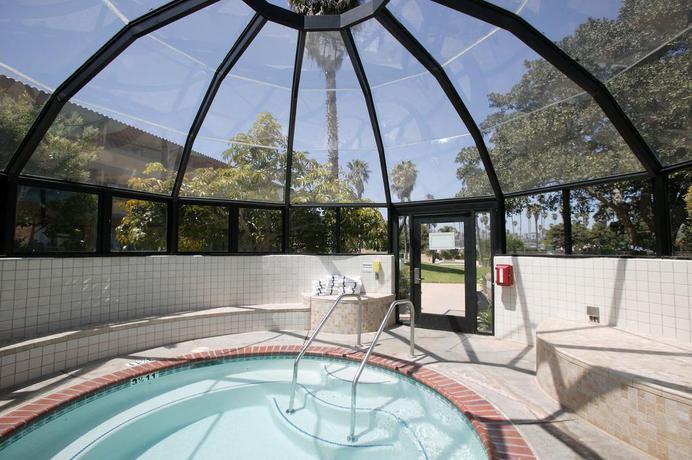 Imagen de la piscina del Hotel Four Points by Sheraton Ventura Harbor Resort. Foto 13