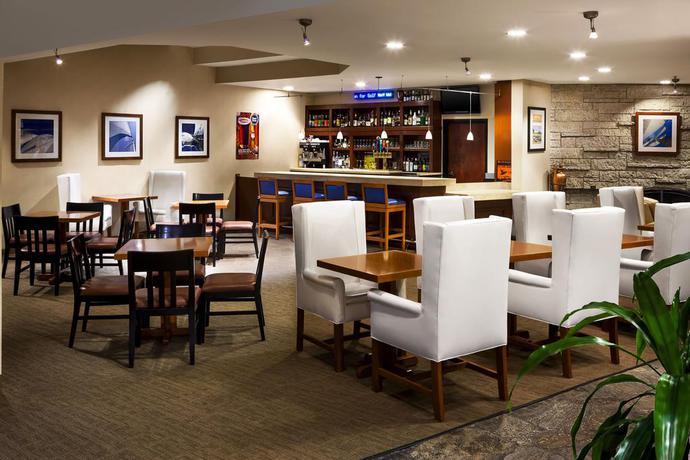 Imagen del bar/restaurante del Hotel Four Points by Sheraton Ventura Harbor Resort. Foto 3