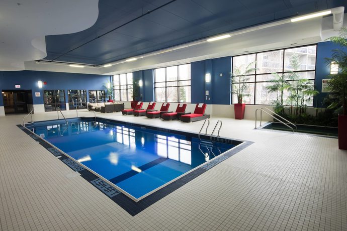 Imagen de la piscina del Hotel Four Points by Sheraton Winnipeg South. Foto 17