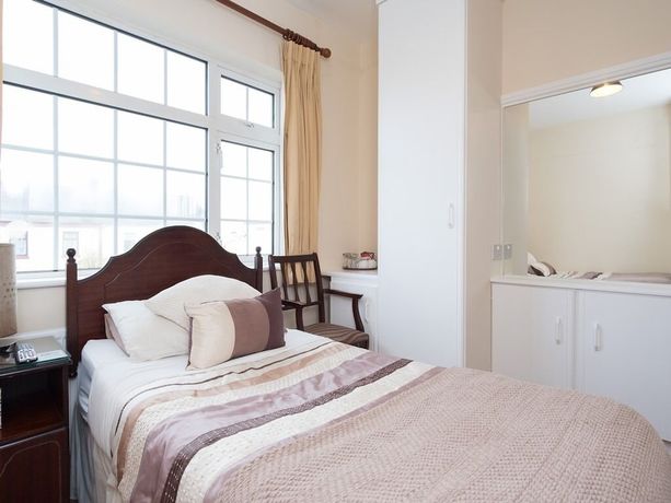 Imagen de la habitación del Hotel Four Seasons BandB. Foto 2
