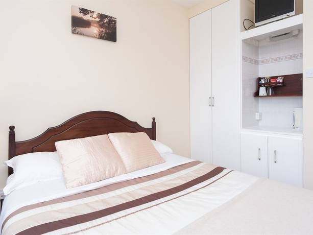 Imagen de la habitación del Hotel Four Seasons BandB. Foto 3