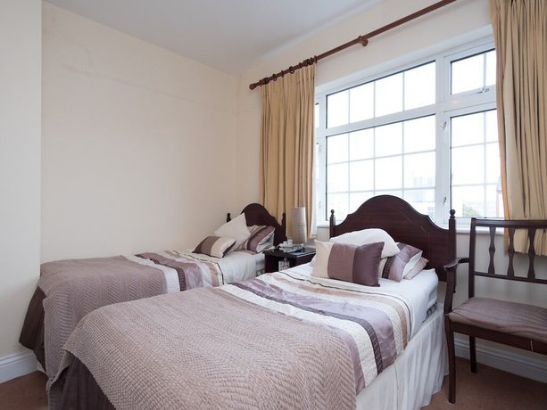 Imagen de la habitación del Hotel Four Seasons BandB. Foto 4