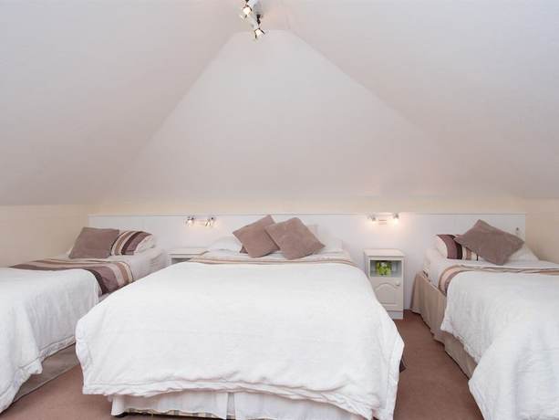 Imagen de la habitación del Hotel Four Seasons BandB. Foto 7