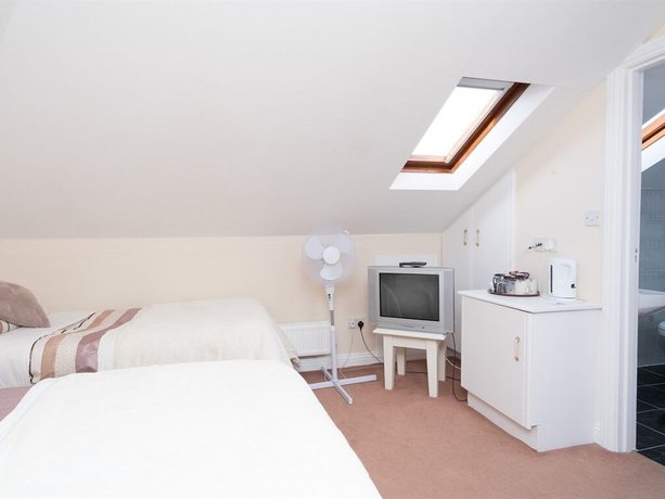 Imagen de la habitación del Hotel Four Seasons BandB. Foto 8