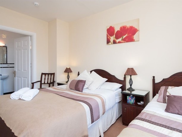 Imagen de la habitación del Hotel Four Seasons BandB. Foto 9