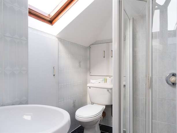 Imagen de la habitación del Hotel Four Seasons BandB. Foto 11