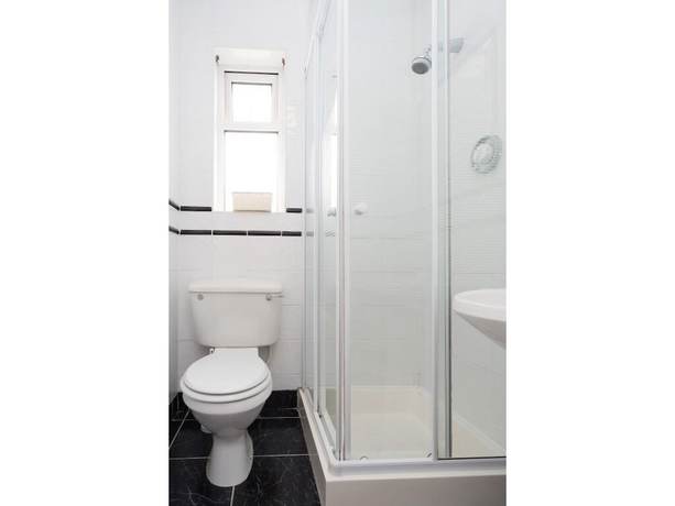 Imagen de la habitación del Hotel Four Seasons BandB. Foto 12