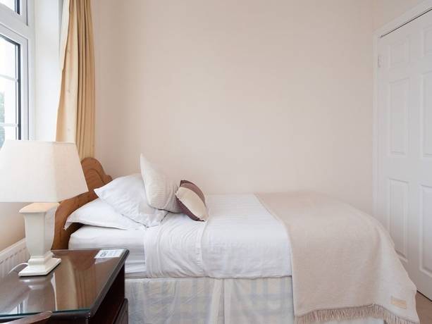 Imagen de la habitación del Hotel Four Seasons BandB. Foto 14