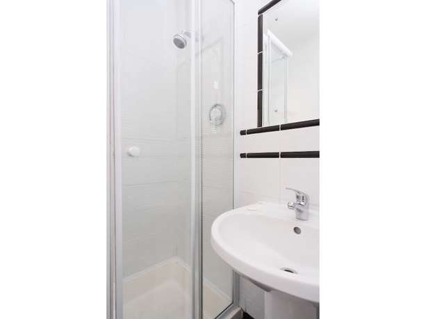 Imagen de la habitación del Hotel Four Seasons BandB. Foto 18