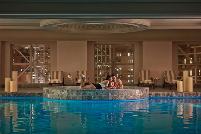 Imagen de la piscina del Hotel Four Seasons Chicago. Foto 14