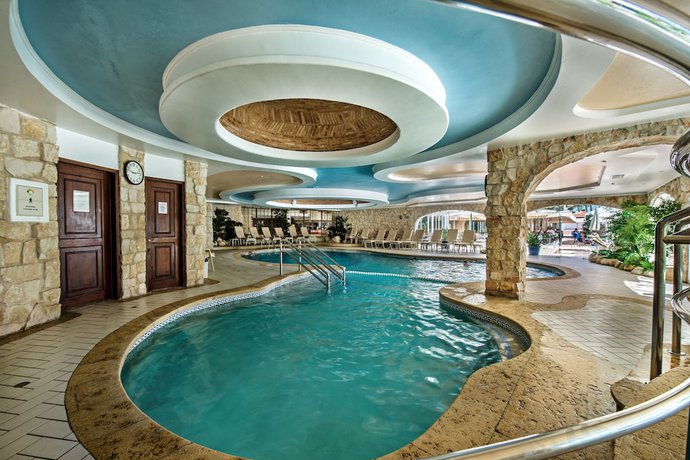 Imagen de la piscina del Hotel Four Seasons Country Club. Foto 16