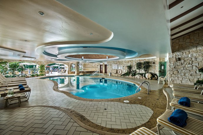 Imagen de la piscina del Hotel Four Seasons Country Club. Foto 18