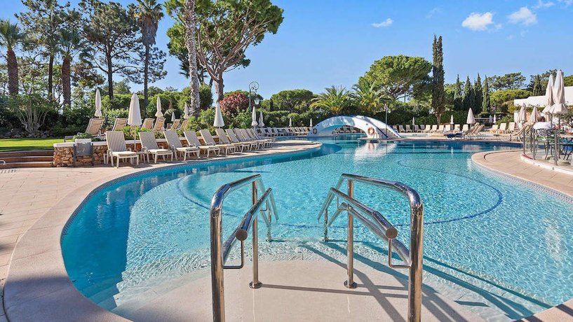 Imagen de la piscina del Hotel Four Seasons Country Club. Foto 19