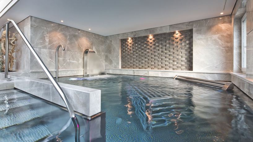 Imagen de la piscina del Hotel Four Seasons Des Bergues Geneva. Foto 19