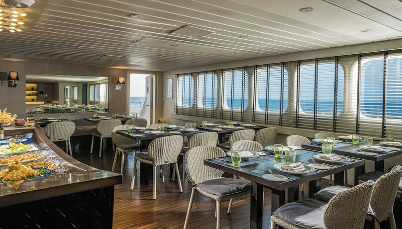 Imagen del bar/restaurante del Hotel Four Seasons Explorer, Palau - Cruising Resort. Foto 13