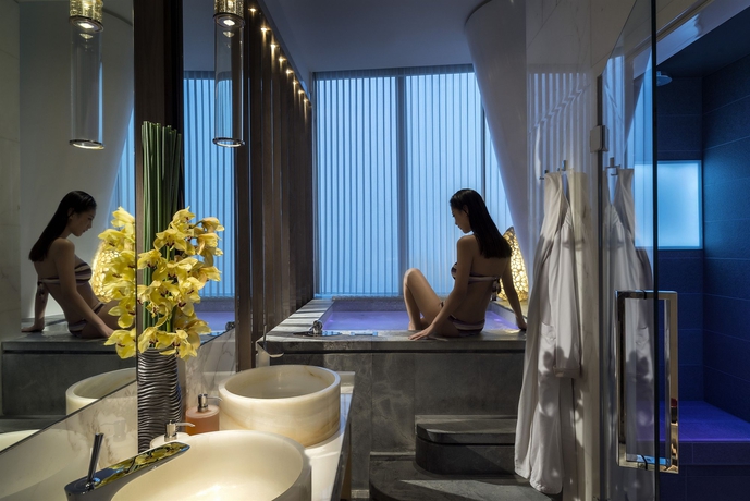 Imagen de la piscina del Hotel Four Seasons Guangzhou. Foto 16